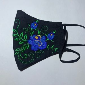 Floral embroidered mask mascara bordada con rosa